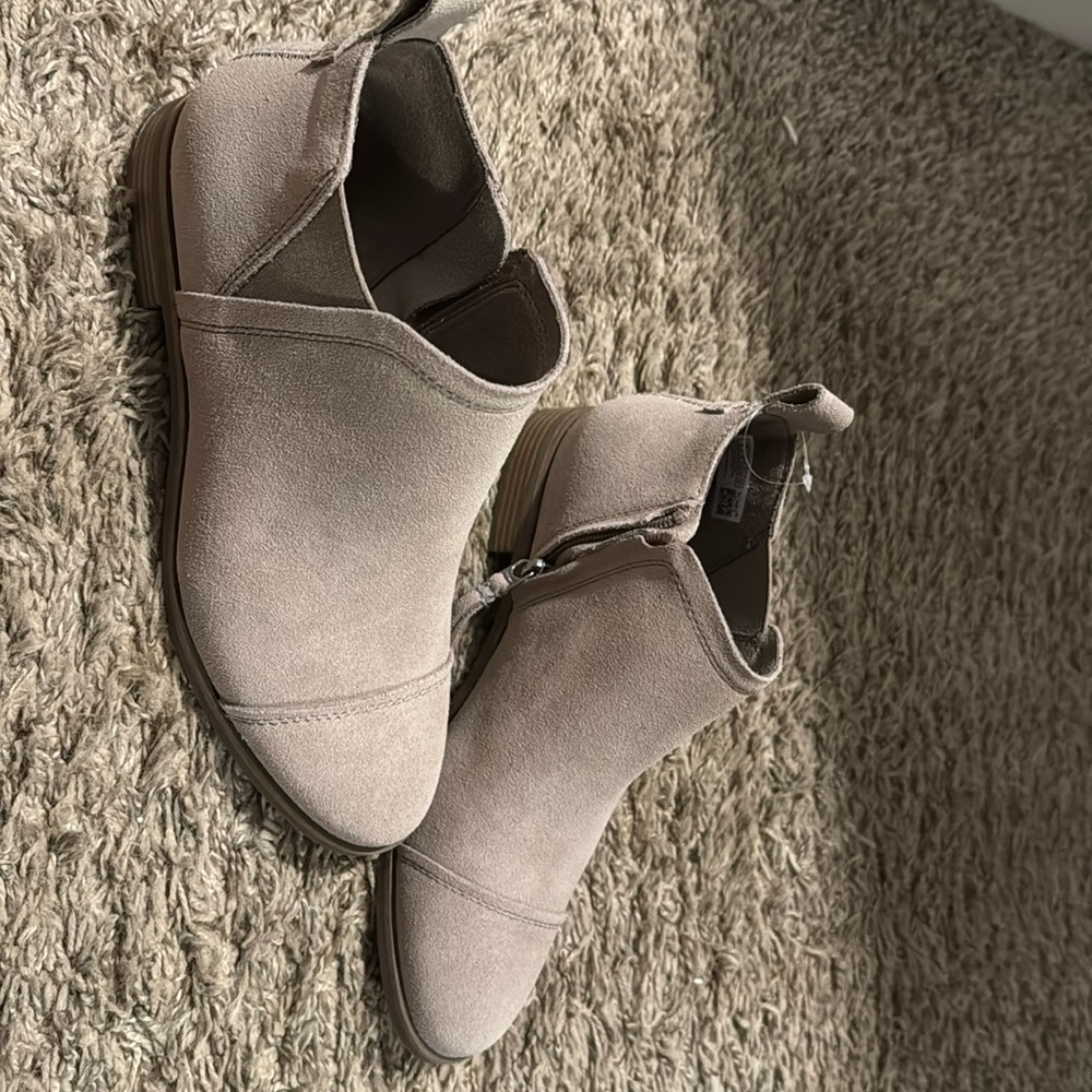 **BRAND NEW** TOMS women booties.
